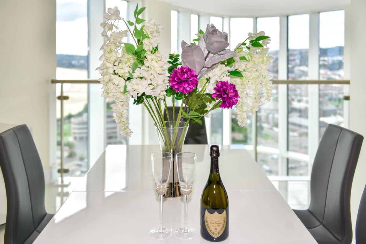 Just Stay Wales - Meridian Quay Penthouses 斯旺西 外观 照片